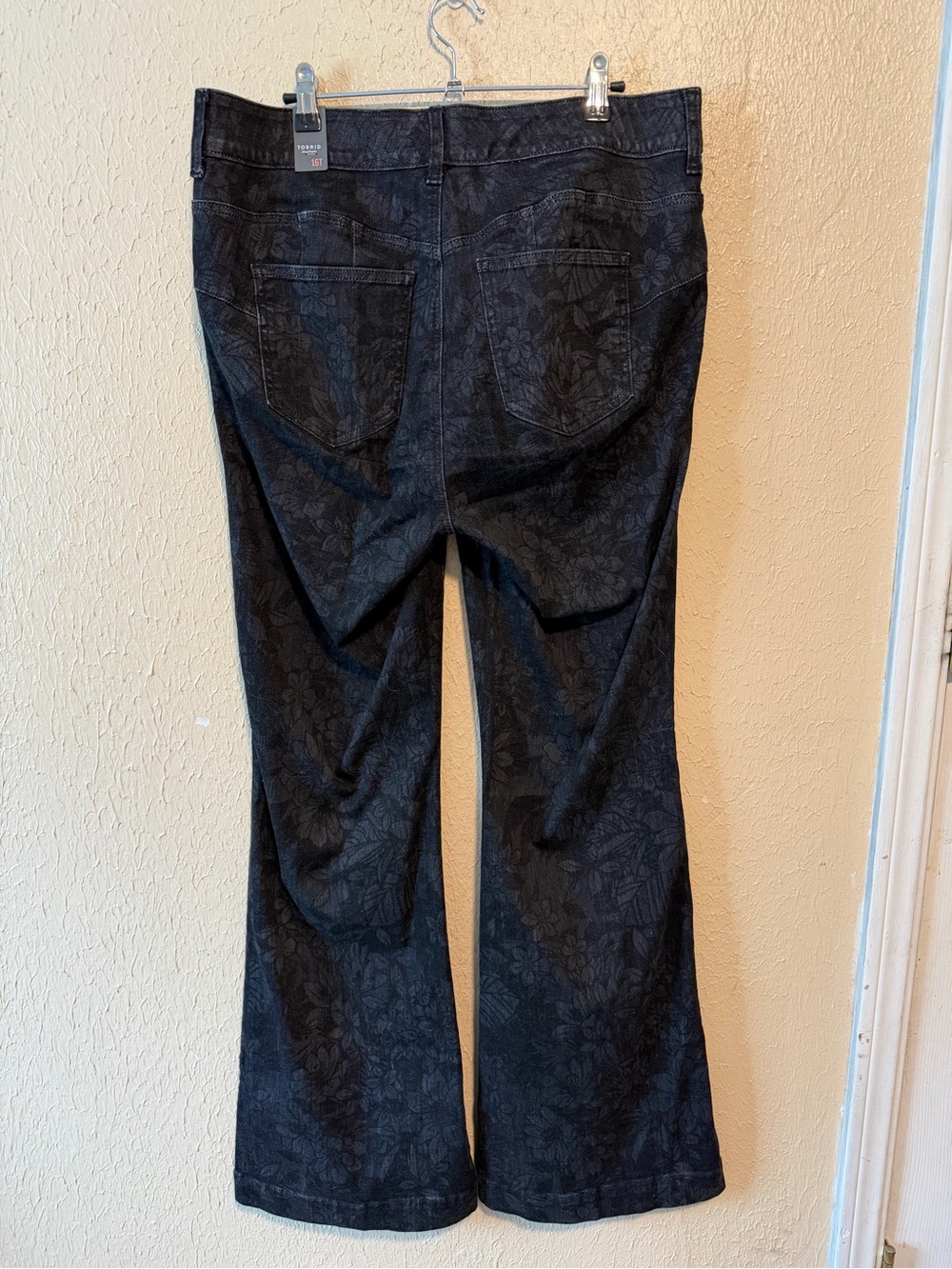 Torrid Bombshell Flare Jeans Black Floral Size 16 Tall Long Plus Size Stretchy - Picture 2 of 7